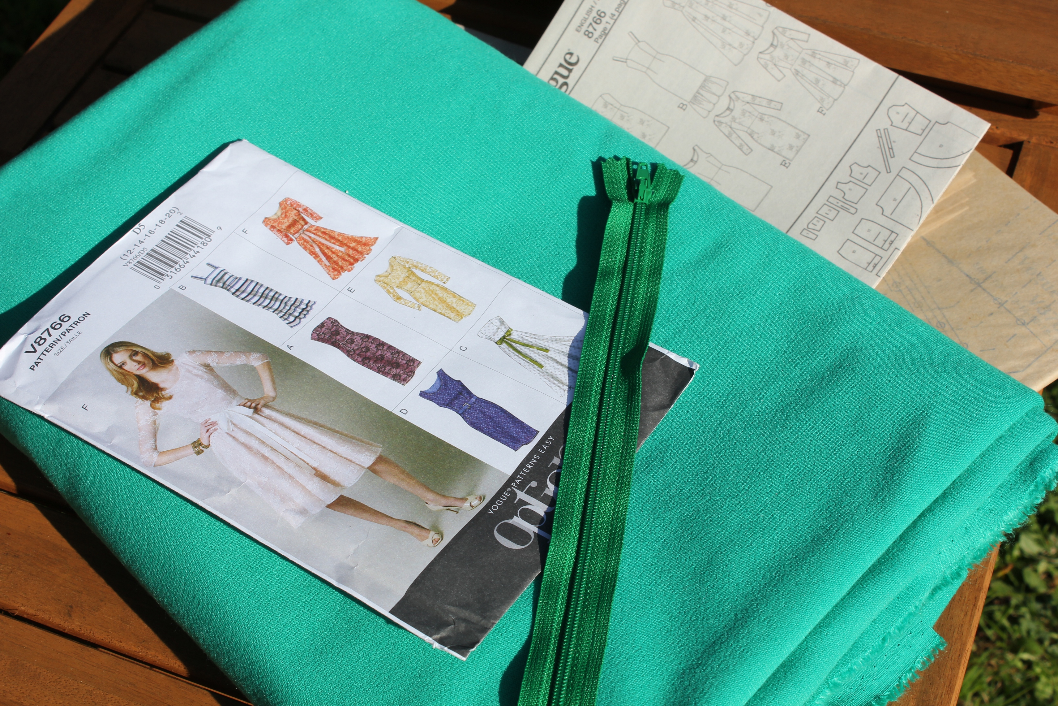 Cassiefairy blog emerald dress making fabric from minerva and vogue pattern
