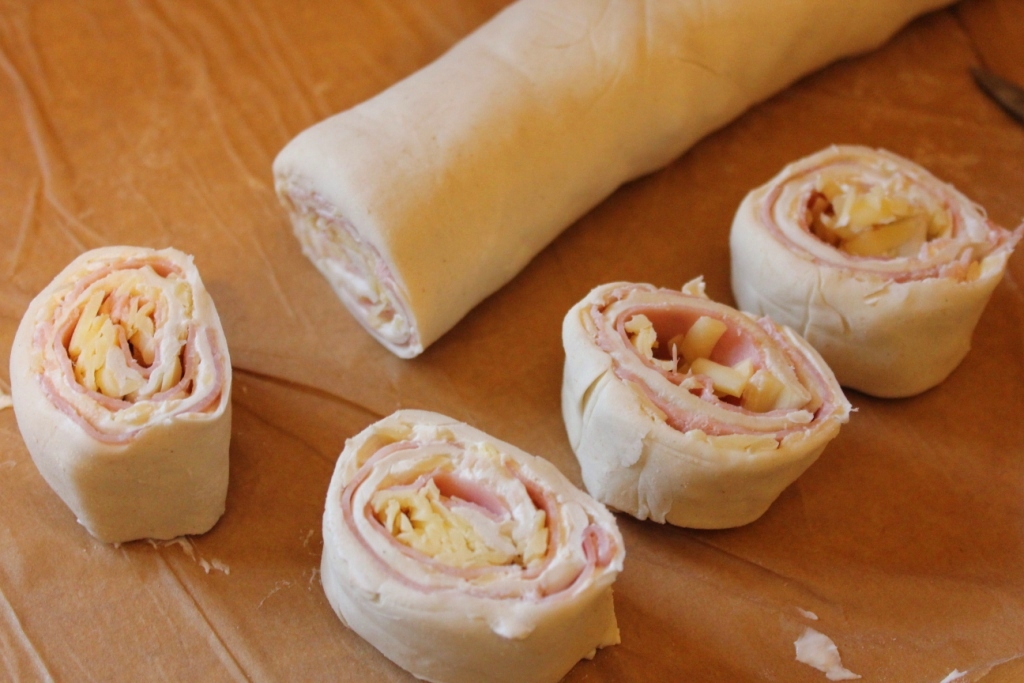 recipe for making cheese and ham puff pastry rolls