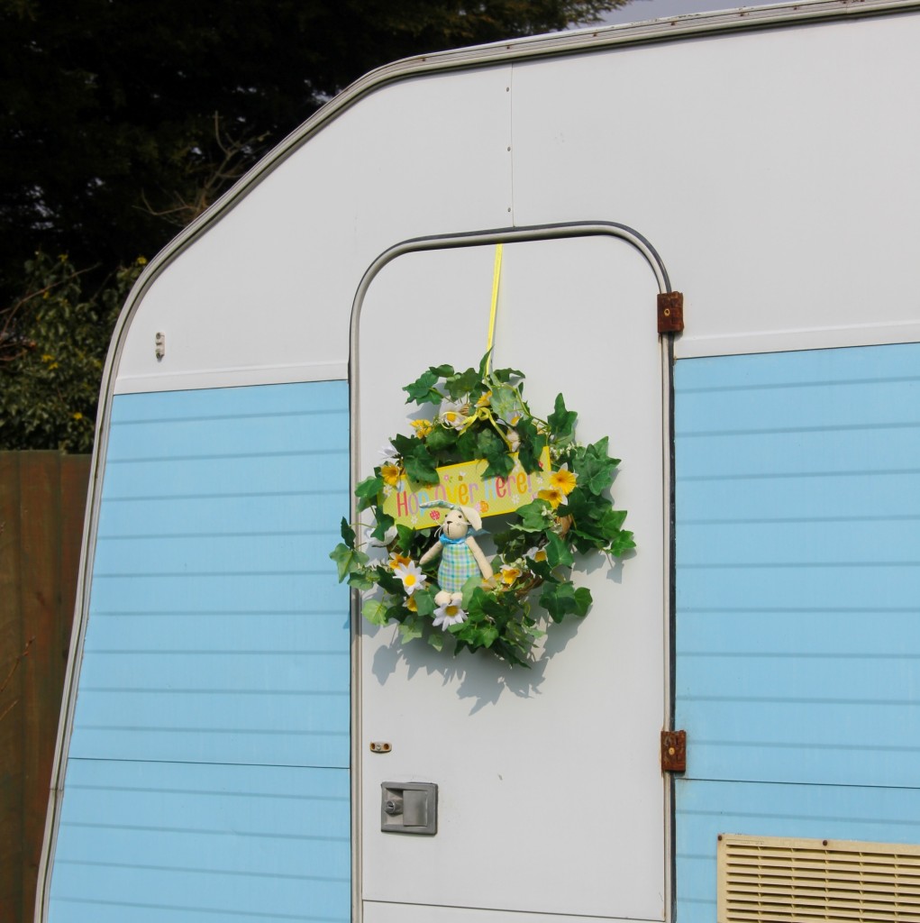 diy spring wreath on caravan door by Cassiefairy