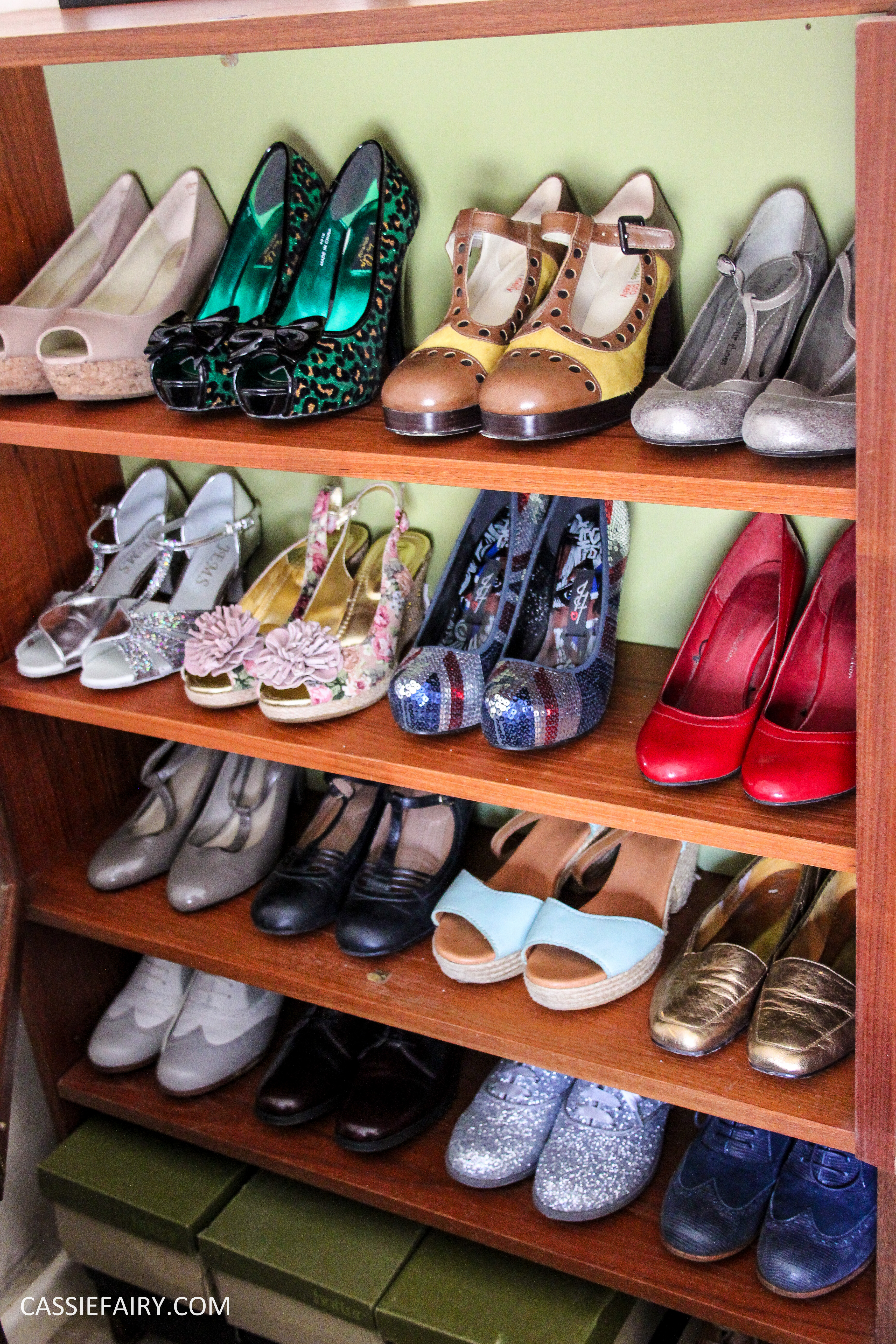 How to Organize your shoes // built-in closets // pretty shoe