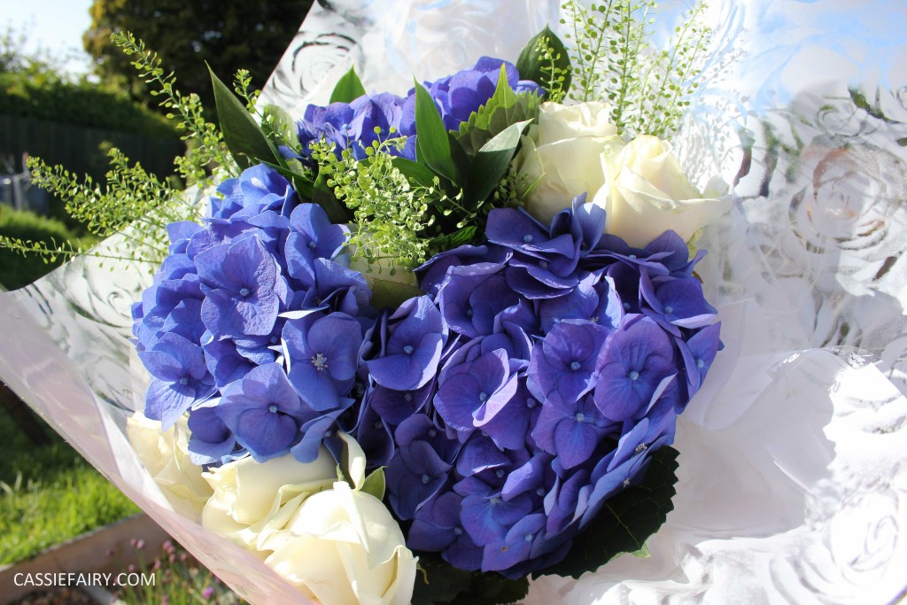 flower bouquet inspiration blue hydrangea and rose_-5