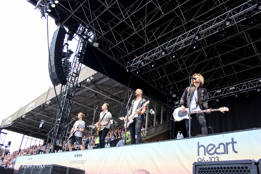 newmarket-racecourse-summer-saturdays-race-day-music-event-mcbusted-3