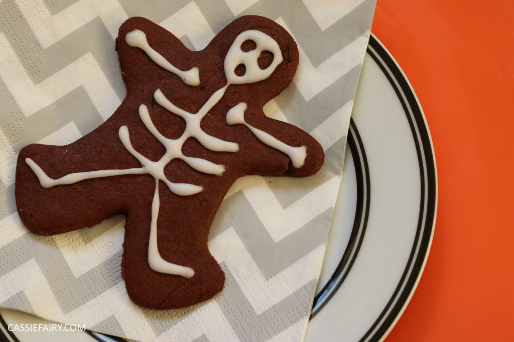 diy-halloween-cookie-recipe-chocolate-gingerbread-men-skeletons-treat-dessert-pudding-11