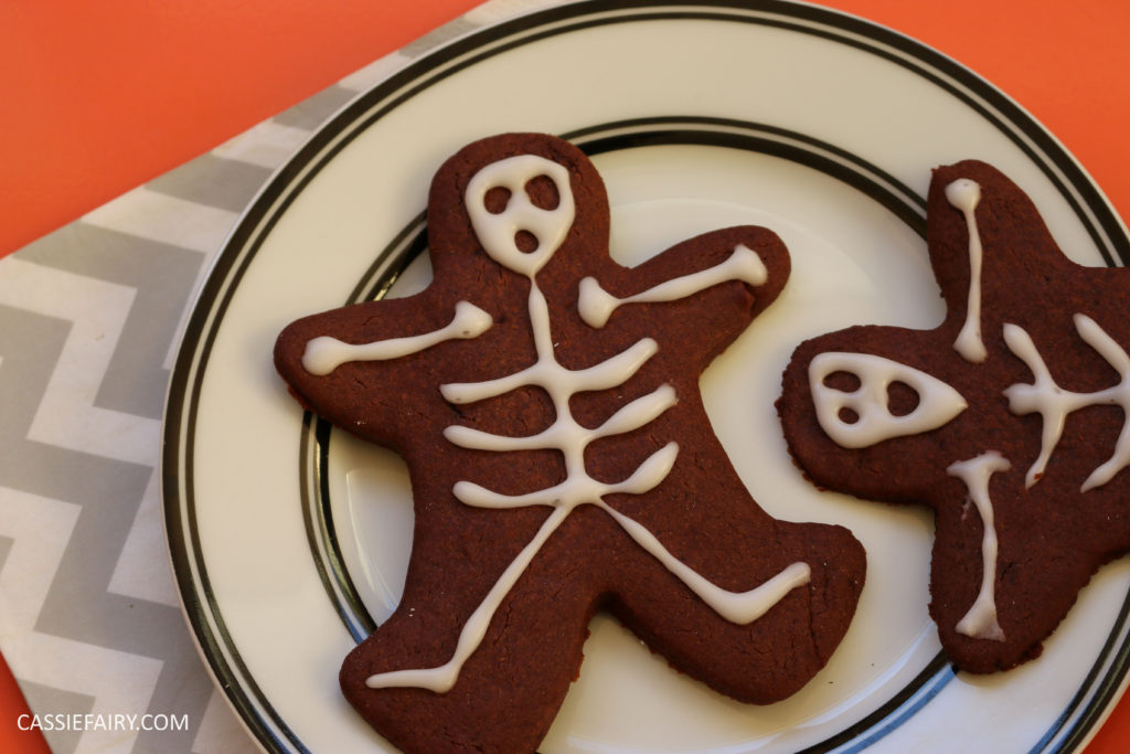 diy-halloween-cookie-recipe-chocolate-gingerbread-men-skeletons-treat-dessert-pudding-13