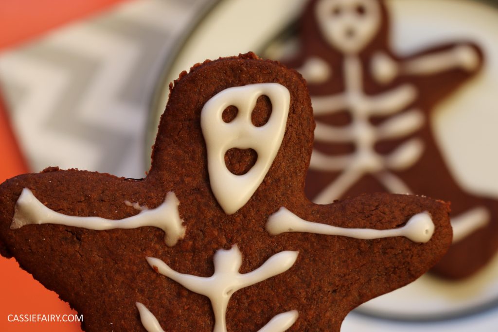 diy-halloween-cookie-recipe-chocolate-gingerbread-men-skeletons-treat-dessert-pudding-14