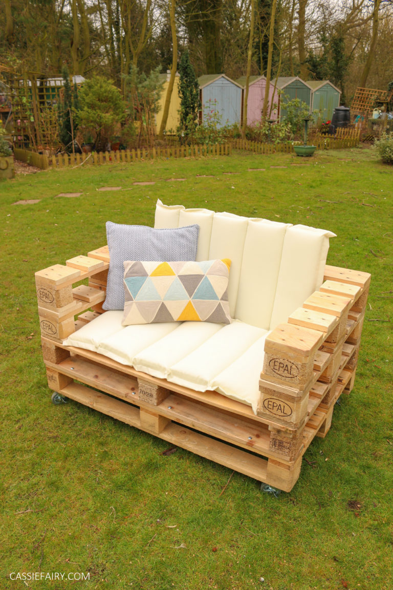 Building a pallet outdoor sofa for lounging