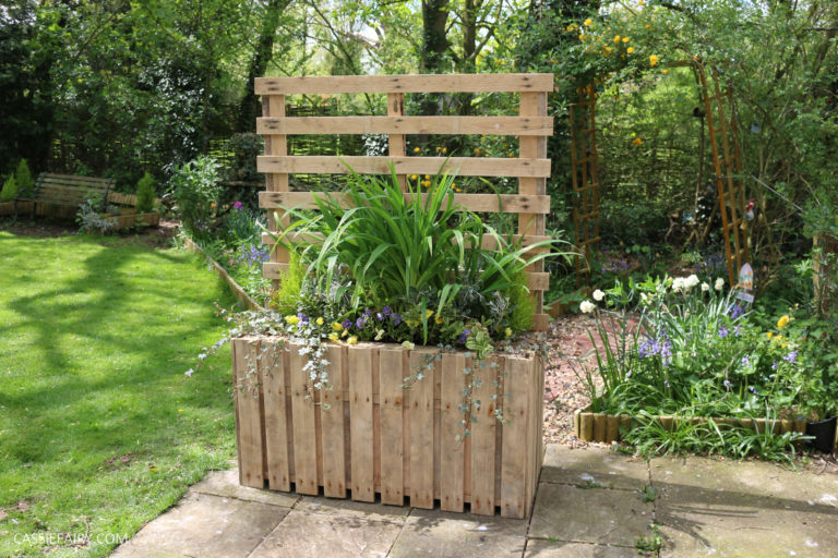 How to DIY a planter and privacy screen from pallets
