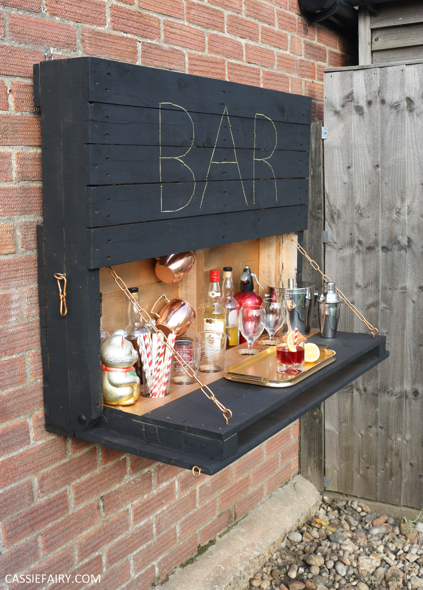 How to make an illuminated drop-down outdoor bar from pallets (680 x 949 Pixel)