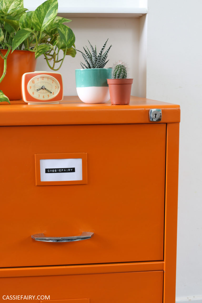 Stepbystep DIY How to upcycle a rusty old metal filing My