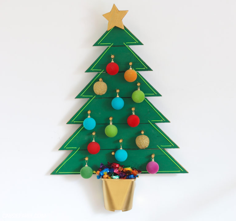 How to DIY a light-up neon Christmas tree using an old pallet & EL wire ...