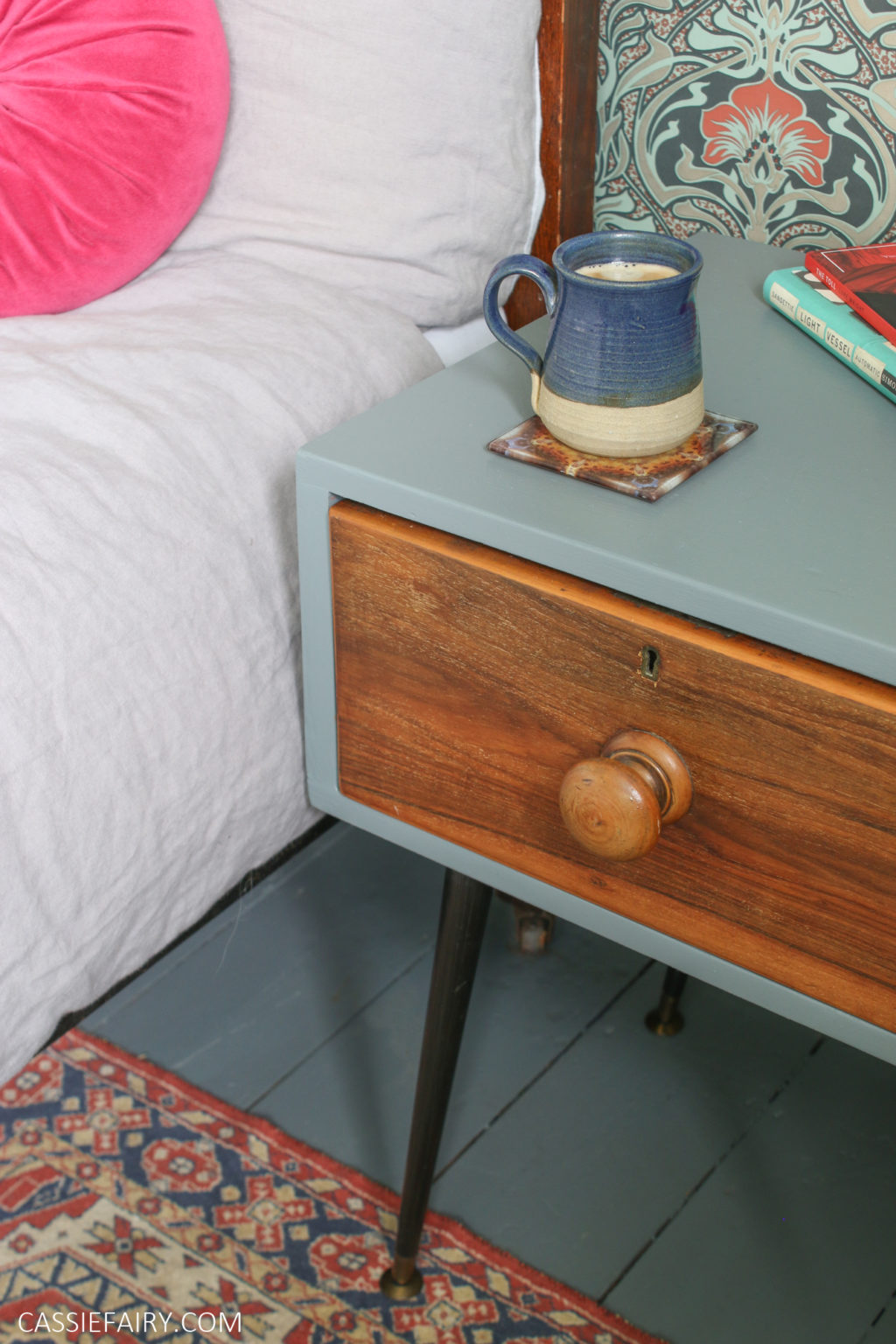 Step-by-step upcycling DIY: Turn broken drawers into bedside tables ...