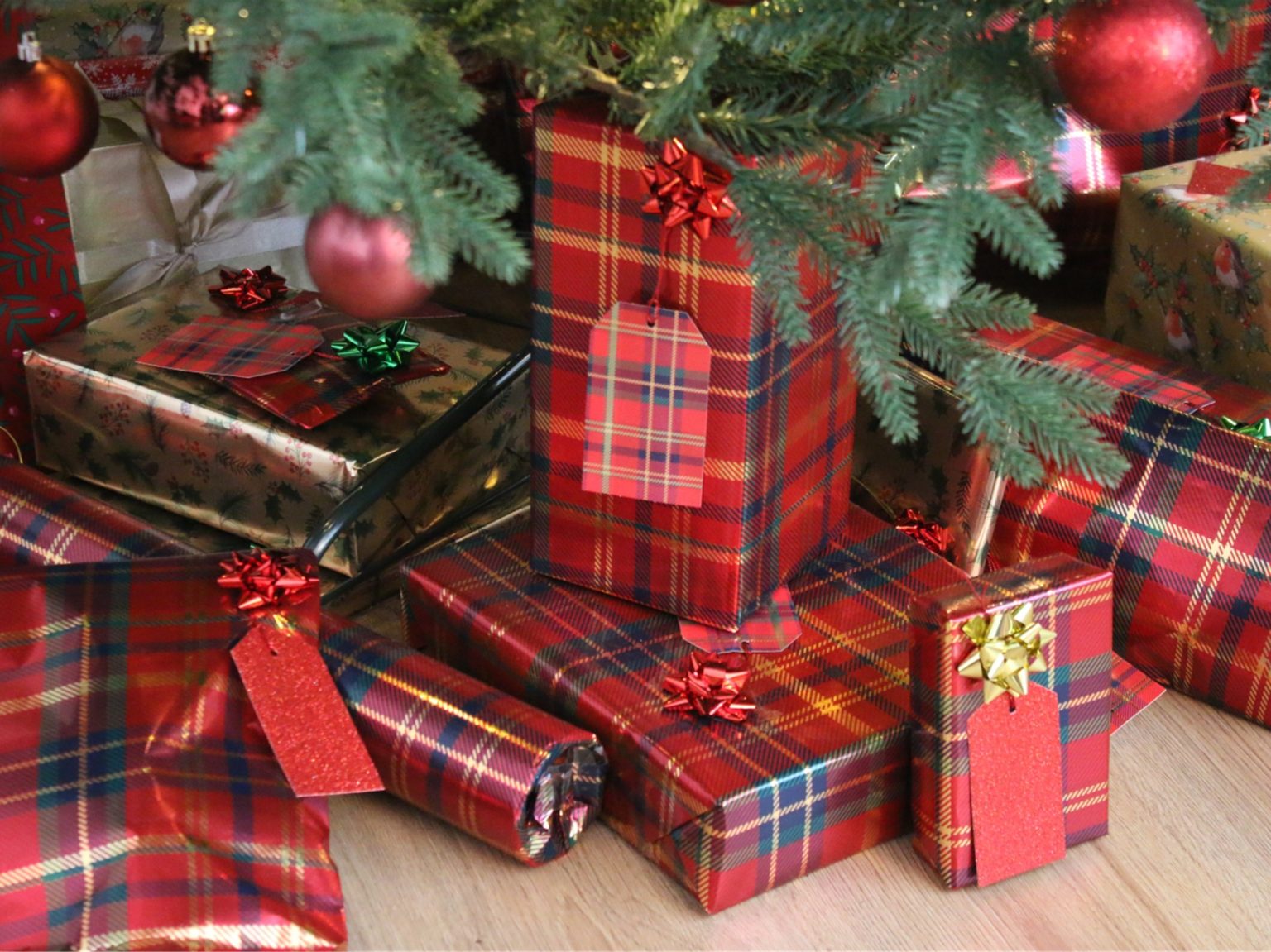 5 Ways to dress up the base of a potted Christmas tree to bring it