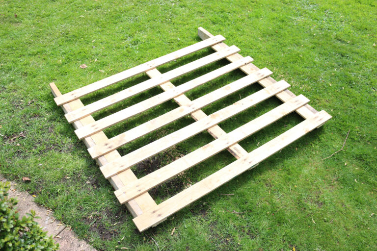 How to DIY a planter and privacy screen from pallets