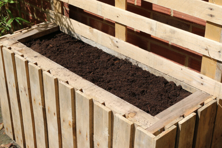 How to DIY a planter and privacy screen from pallets