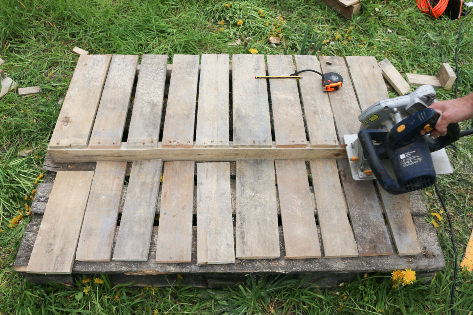How to DIY a planter and privacy screen from pallets