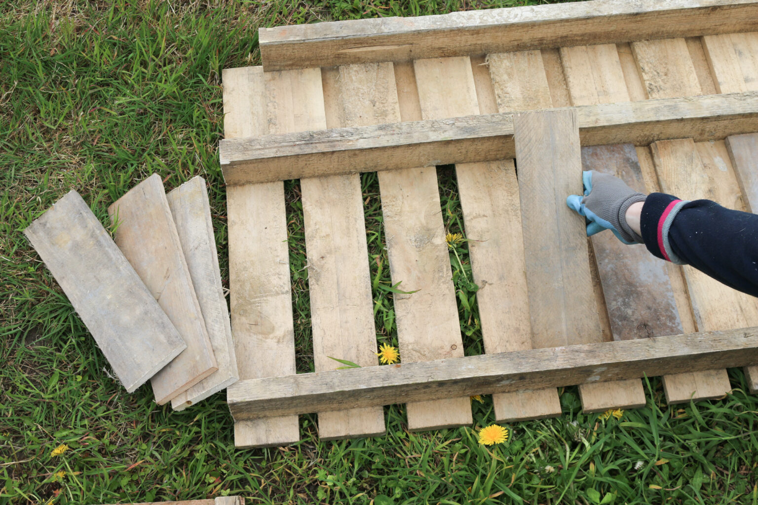 How to DIY a planter and privacy screen from pallets