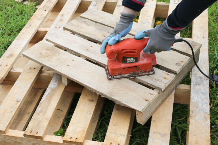 How to DIY a planter and privacy screen from pallets