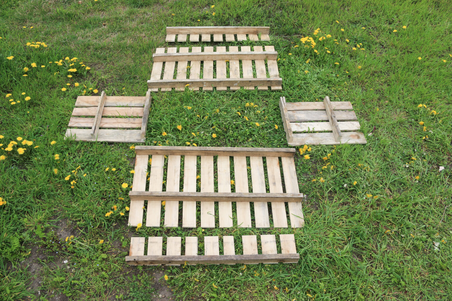 How to DIY a planter and privacy screen from pallets
