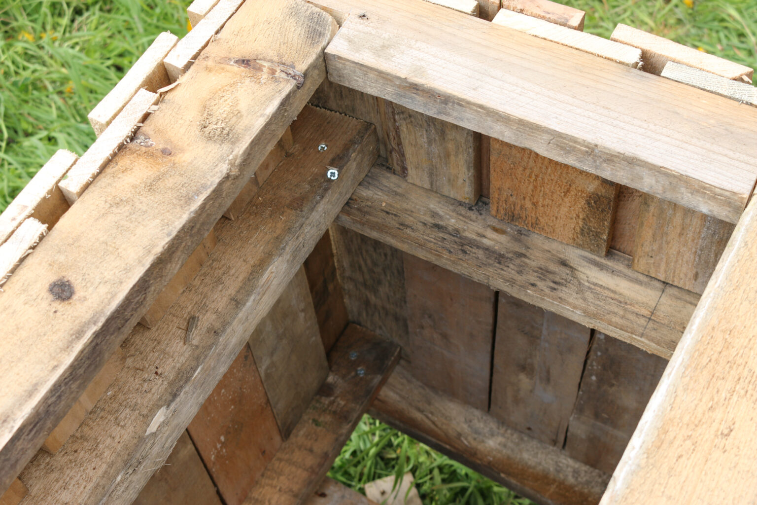 How to DIY a planter and privacy screen from pallets