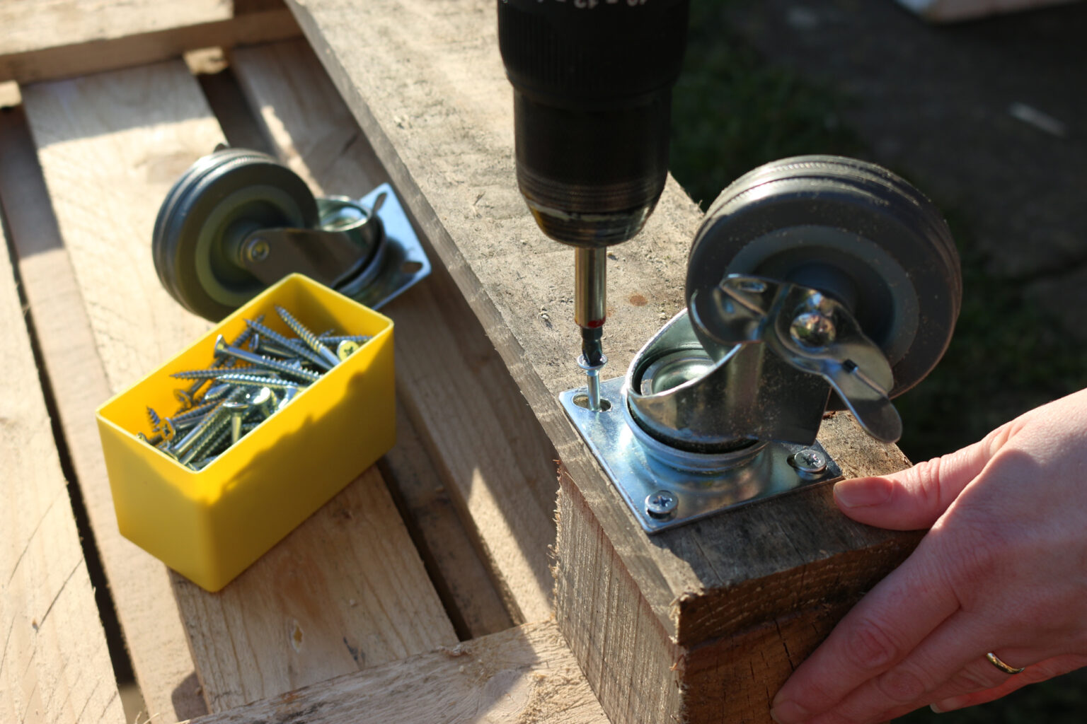 How to DIY an outdoor sofa from pallets