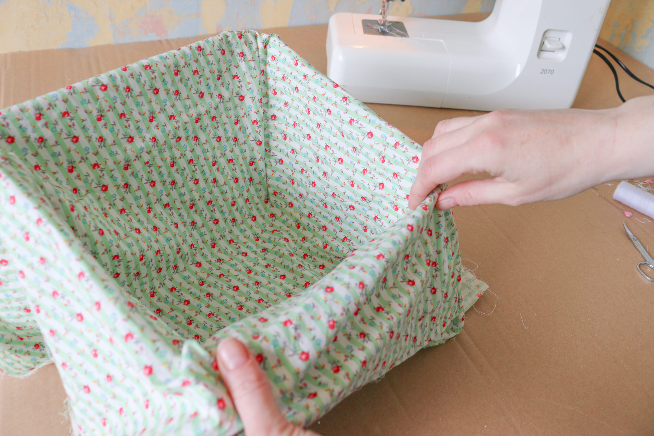 How to sew a pretty fabric liner for your bicycle basket (or any kind ...